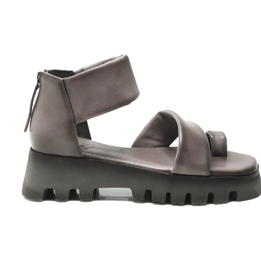 NOWT Platform silhouette Maddox Lug Sole Sandals. EU 9.5.(10.5  inch hill to…